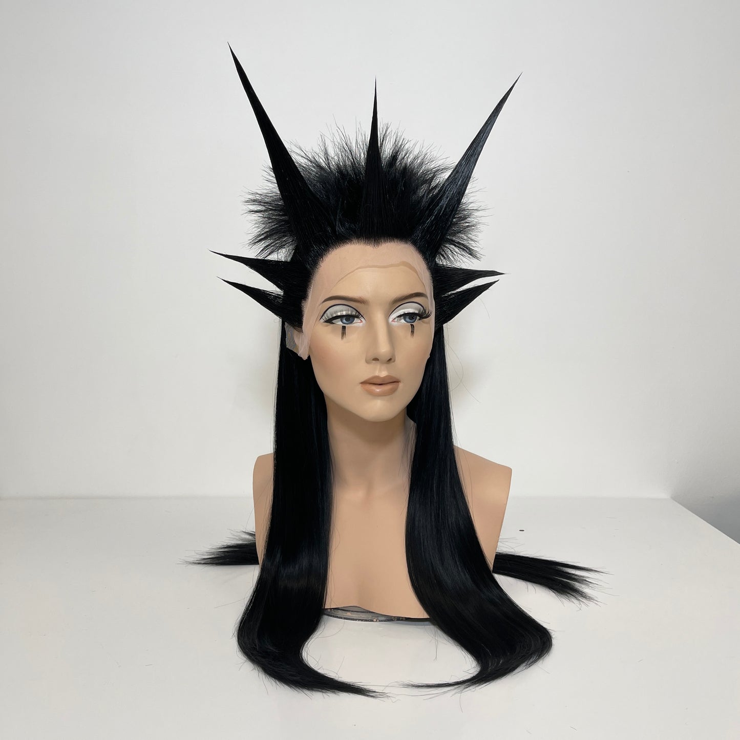 Bladed Horns Queen - Raven
